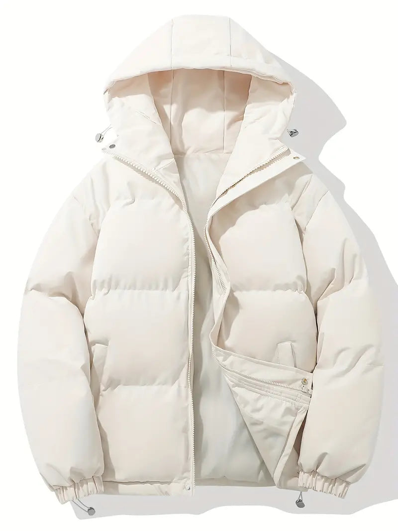 Man toont stijlvolle pasvorm van de casual heren winterjas met capuchon, comfortabele herenkleding voor winter.