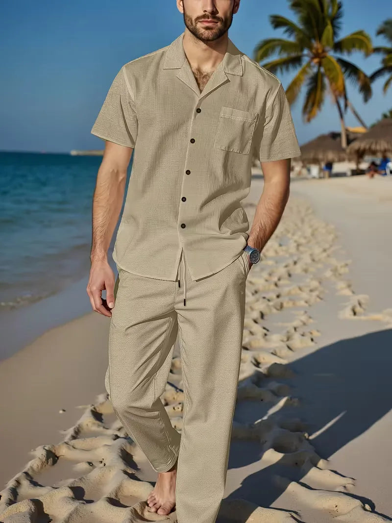 Lichte en ademende heren tweedelige zomeroutfit met korte mouwen, perfect voor zonnige stranddagen.