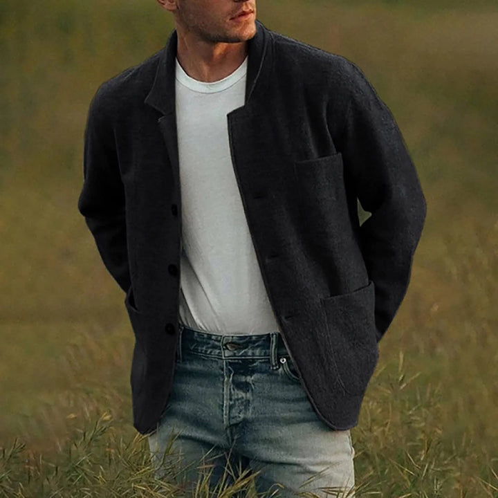 Stijlvolle herenmode: casual blazer in moderne pasvorm voor lente en herfst.