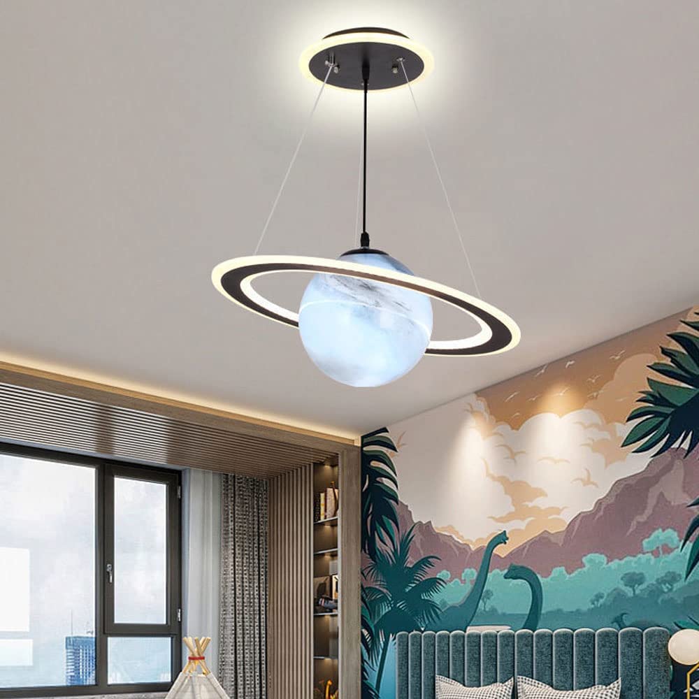 Kinderkamer LED hanglamp met planeten, perfecte sfeerverlichting voor avontuurlijke slaapkamers.
