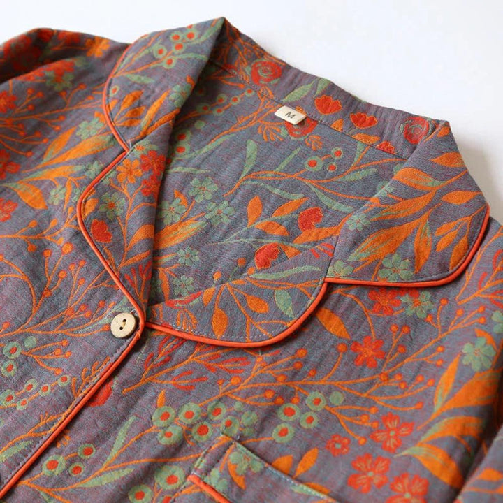 Trendy dames katoenen huispak met subtiel bloemenpatroon, comfortabel en stijlvol voor thuisgebruik.