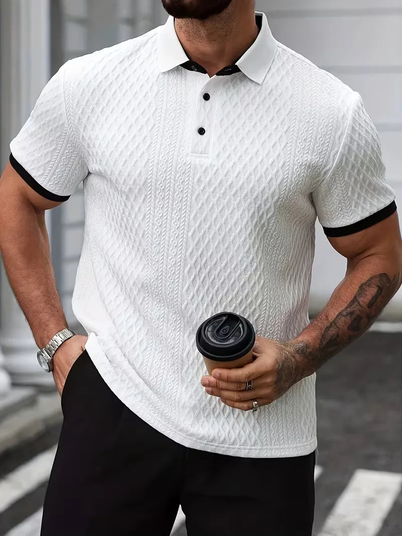 Zwarte heren polo met jacquard design en V-hals, perfect voor smart casual.