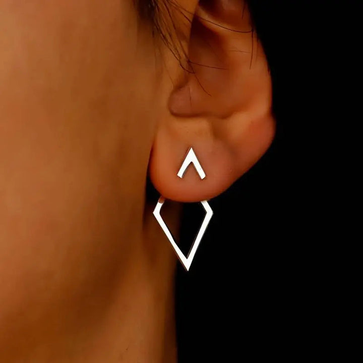 Elegante dames oorbellen met modern geometrisch ontwerp: diamant- en pijl-vorm van edelstaal.