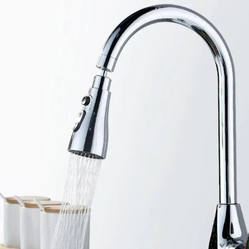 Close-up van de duurzame RVS 360° kraanadapter, met sproeifunctie, perfect voor keuken en badkamer.