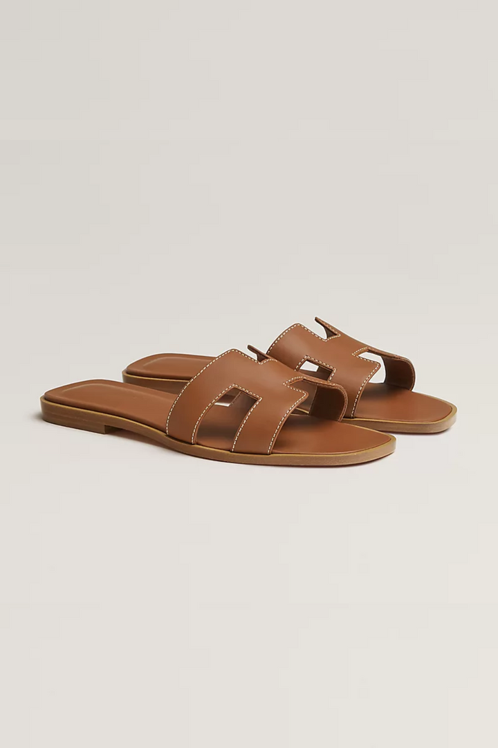 Bruine luxe dames slippers met verfijnd design, casual en stijlvol voor de zomer.