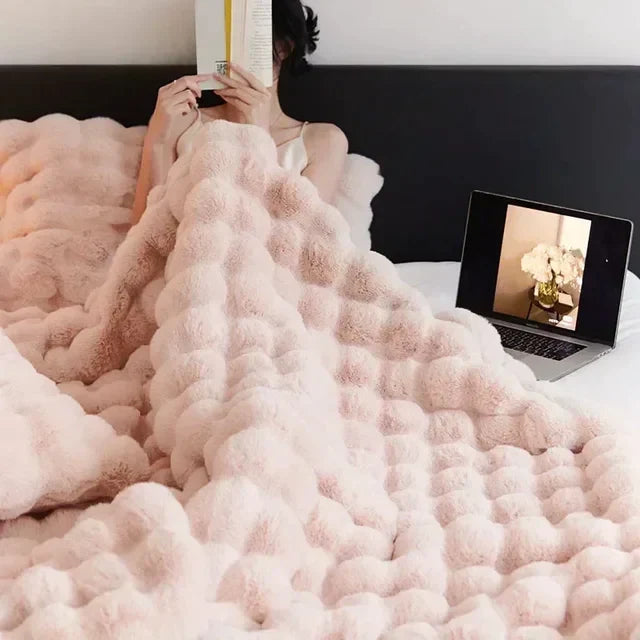 Woondecoratie: luxueuze witte plaid van fluffy imitatiebont, heerlijk zacht en warm.