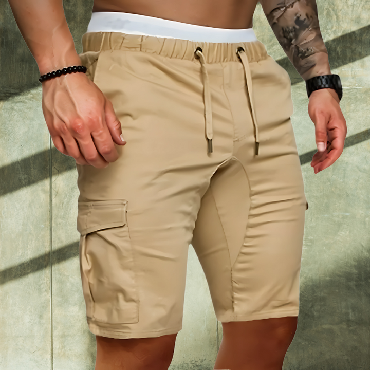 Heren cargo korte broek getoond in een casual setting, benadrukt de stijlvolle en comfortabele pasvorm.