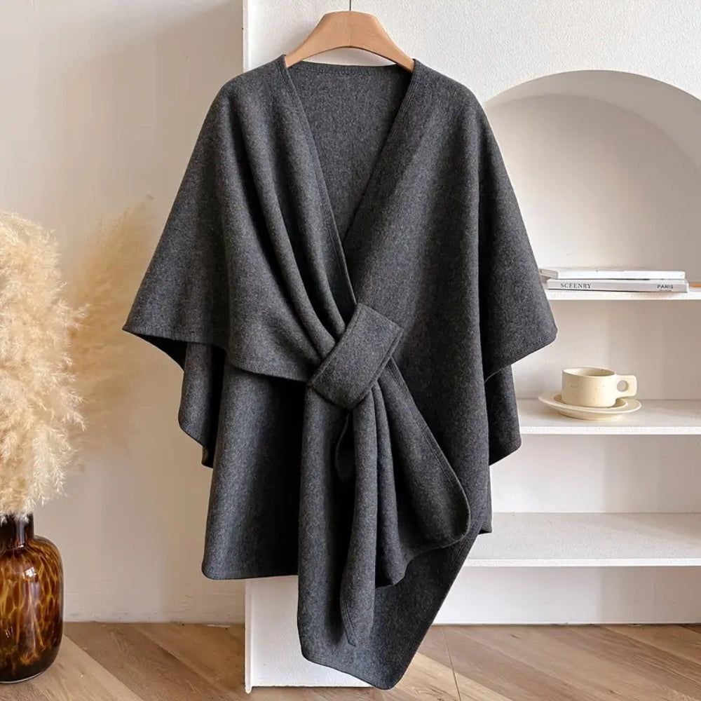 Stijlvolle dames omslagdoek Celeste. Winddicht en warm, ideaal als poncho of sjaal voor herfst & winter.