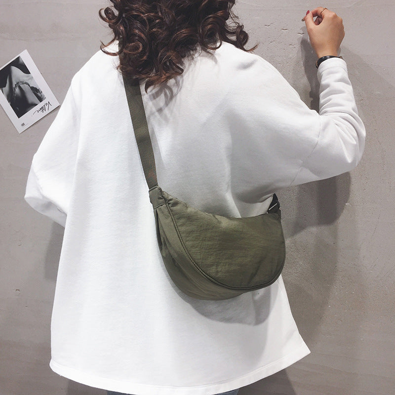 Stijlvolle Luna halvemaan crossbodytas voor dames, compact en trendy.