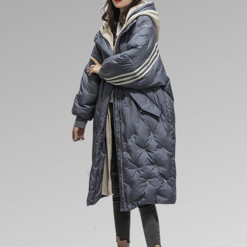 Lange dames winterjas van dons, 'Sophie', met praktische capuchon, ontworpen voor comfort en warmte.