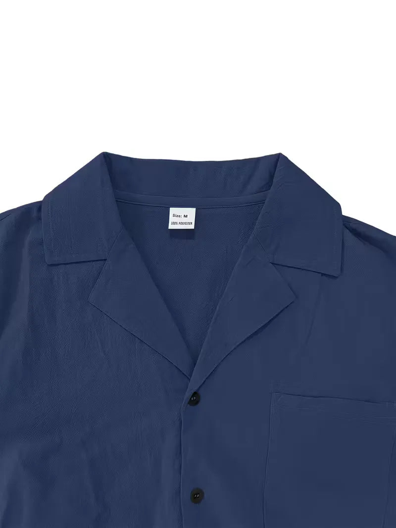 Perfecte heren vakantieoutfit: tweedelige set met korte mouwen en casual broek voor zonnige bestemmingen.