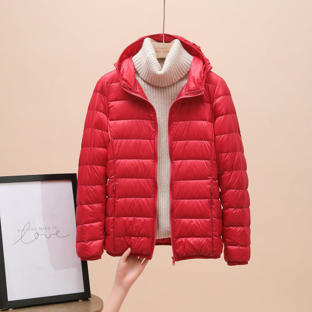 Vooraanzicht van een moderne, lichtgewicht dames capuchonjas, ideaal voor een stijlvolle look.