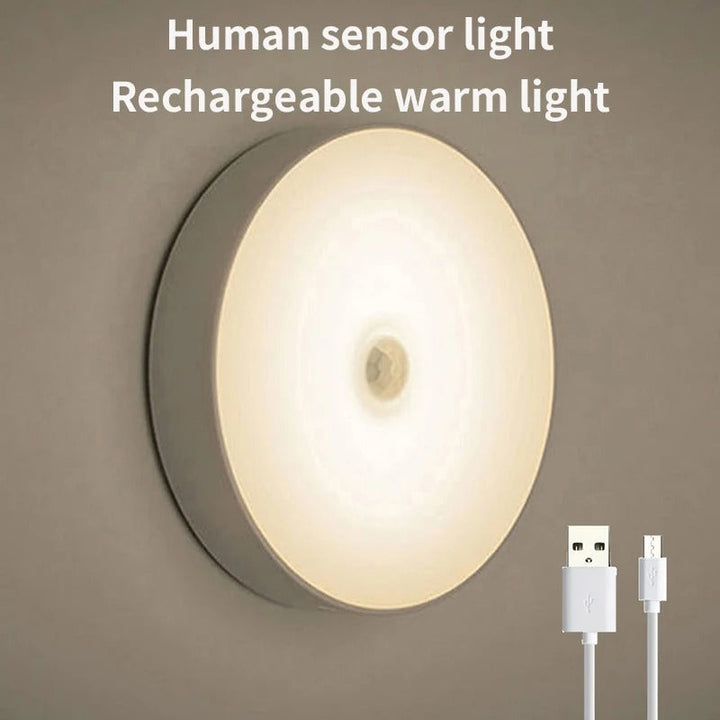 Wandlamp met bewegingssensor, warm wit licht, draadloos en zelfklevend voor diverse ruimtes.