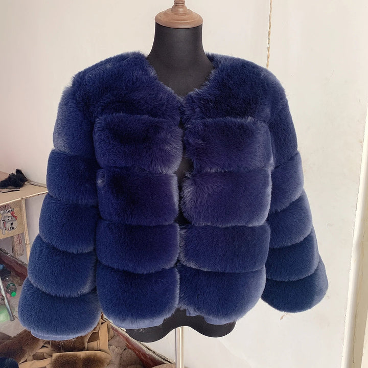 Warme dames winterjas met hoge kraag. Biedt comfort en stijl, perfecte bovenkleding tegen winterse kou.