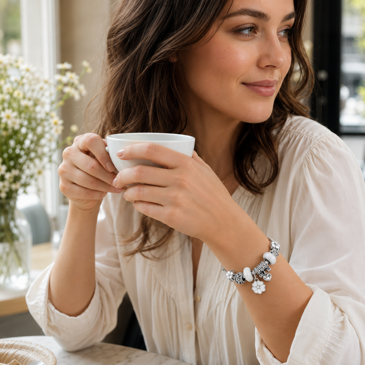 Veelzijdige zilveren armband met bloemen charms, perfect voor dames als elegant mode accessoire.