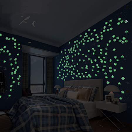 Glow in the dark sneeuwvlokken muurstickers creëren een magische sterrenhemel in de kinderkamer.