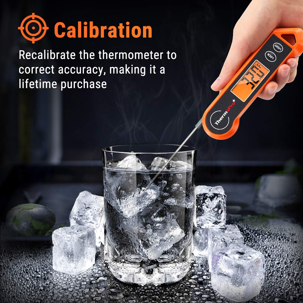 Digitale vleesthermometer in gebruik, nauwkeurig de kerntemperatuur van een biefstuk meten.