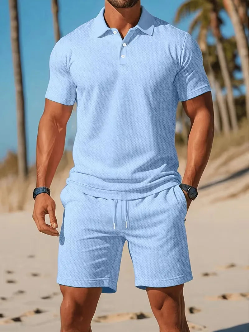 Lichtblauwe heren zomer poloset V-hals en comfortabele witte shorts voor casual vakanties.