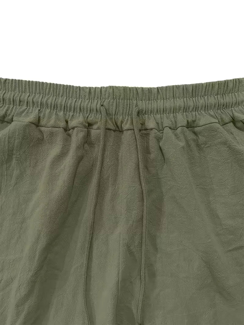 Luchtige heren tweedelige zomeroutfit met korte mouw en broek, perfect voor warme zomerdagen.
