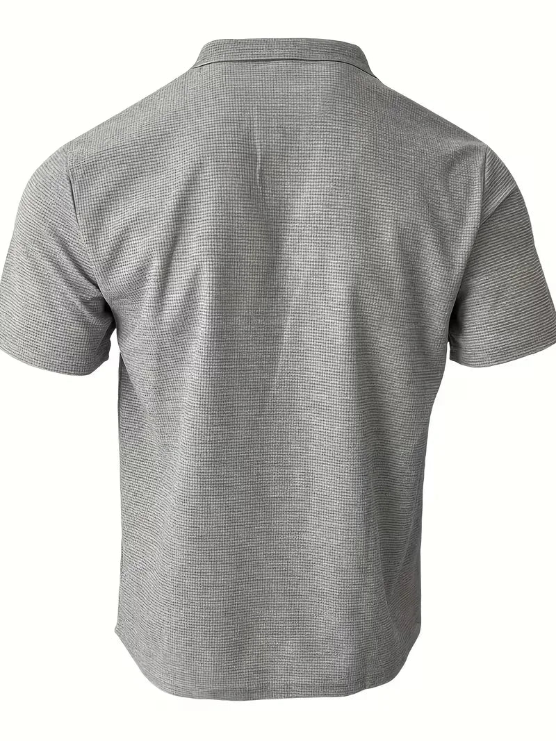 Comfortabele herenpolo met V-hals, wafelstructuur, ideaal voor smart-casual gelegenheden.