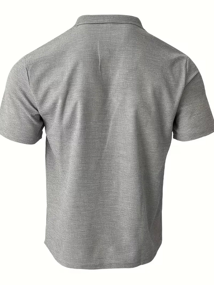 Comfortabele herenpolo met V-hals, wafelstructuur, ideaal voor smart-casual gelegenheden.
