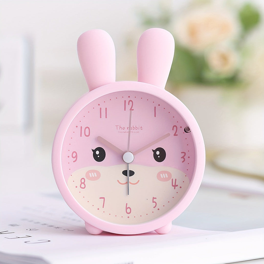 BunnyTime kinderwekker op een nachtkastje in een kinderslaapkamer, met ingeschakeld nachtlampje.