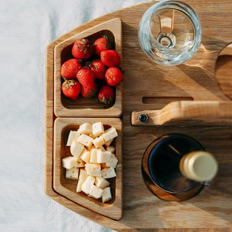 Compacte inklapbare houten tafel; ideaal als wijntafel of kleine picknicktafel buiten.