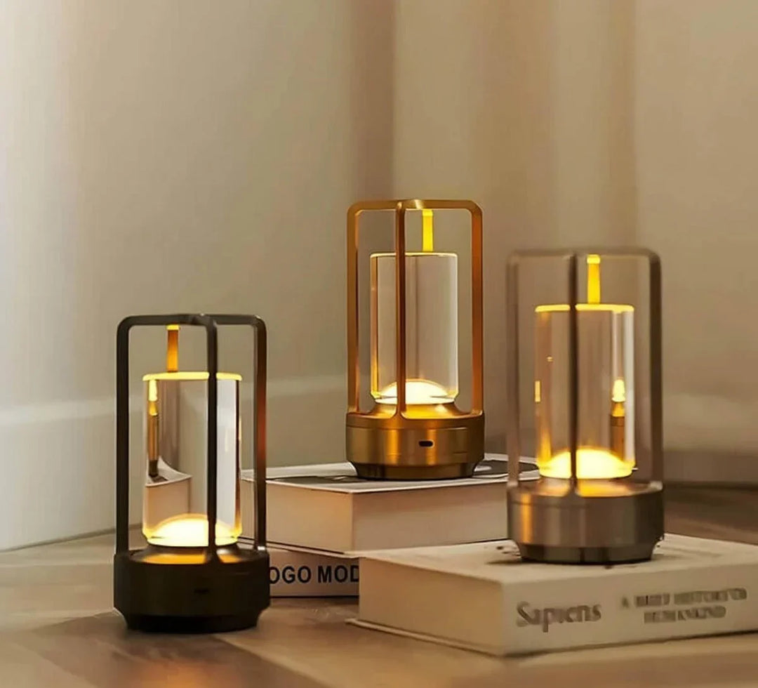 Betoverende AuroraGlow kristallen lamp, projecteert unieke lichtpatronen voor een luxe interieurdecoratie.