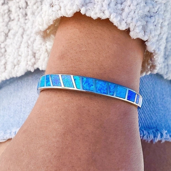 Prachtige zilveren armband voor dames, verfraaid met een schitterende blauwe opaal. Elegant en stijlvol.