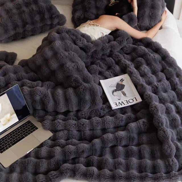 Knusse SnuggleFur deken op de bank; luxe zacht woondeken voor ontspannen avonden, perfecte huisdecoratie.
