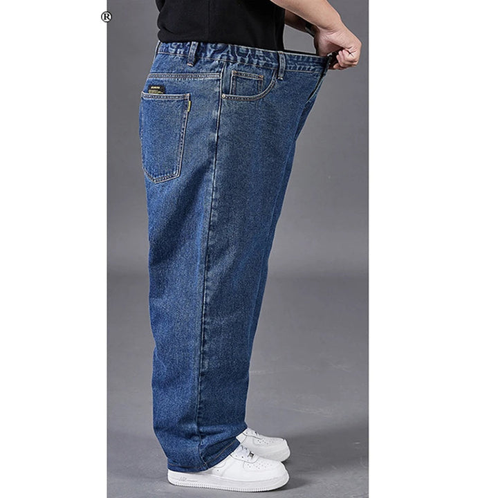 Mannen grote maten jeans met wijde pijpen in stedelijke stijl. Comfortabele, casual heren spijkerbroek.