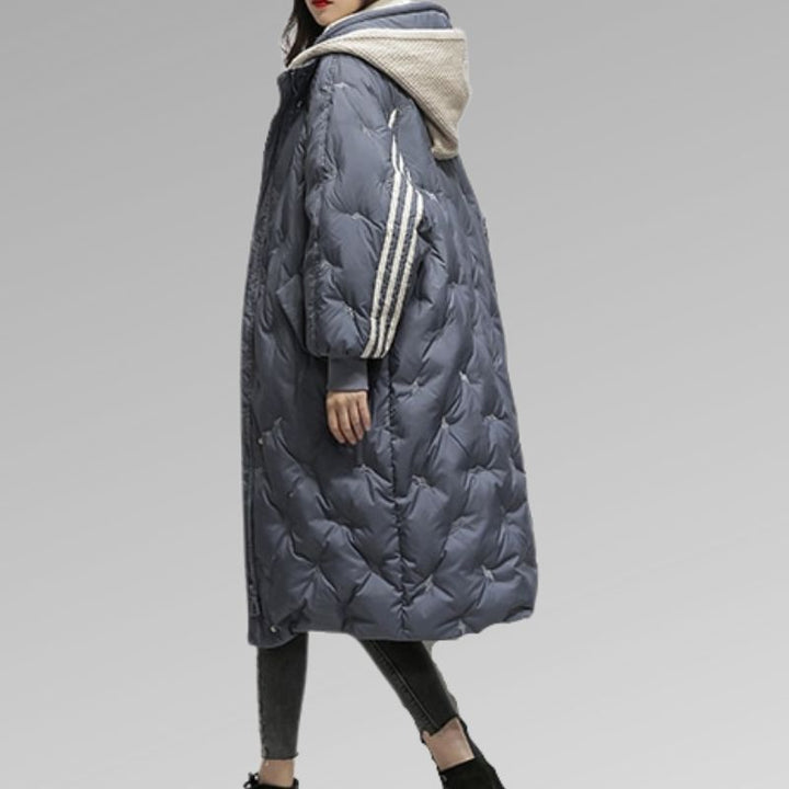 Trendy lange dames donsjas 'Sophie' met capuchon, een essentieel warm kledingstuk voor de wintermode.