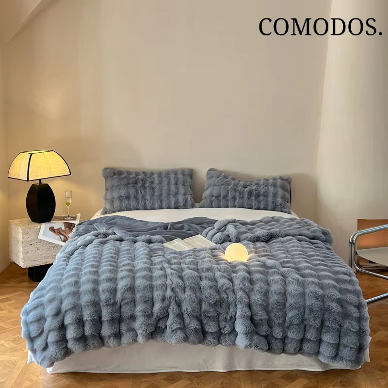 Een zachte en warme CloudCozy deken van imitatiebont; een comfortabel plaid voor gezellige momenten in elk seizoen.
