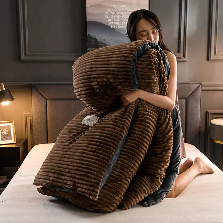 Opgevouwen DreamWeave dekbedovertrek. Dit warme fluweel fleece beddengoed voelt heerlijk zacht aan.