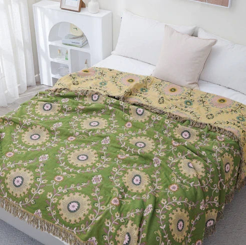 Omkeerbare woondeken met elegant vogelpatroon. Deze Scandinavische katoenen plaid is een sfeervolle interieurdecoratie.