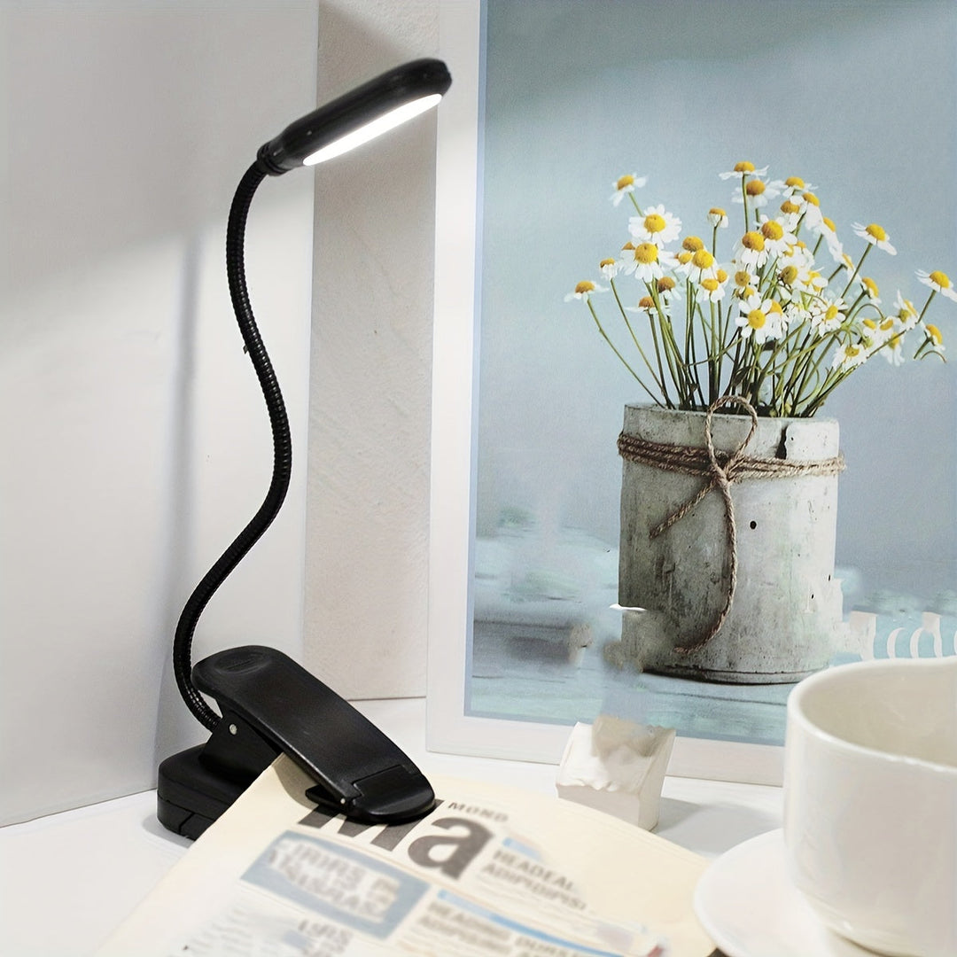 Flexibele leeslamp met clip voor boeken of tafel, batterijgevoed en makkelijk te verstellen.