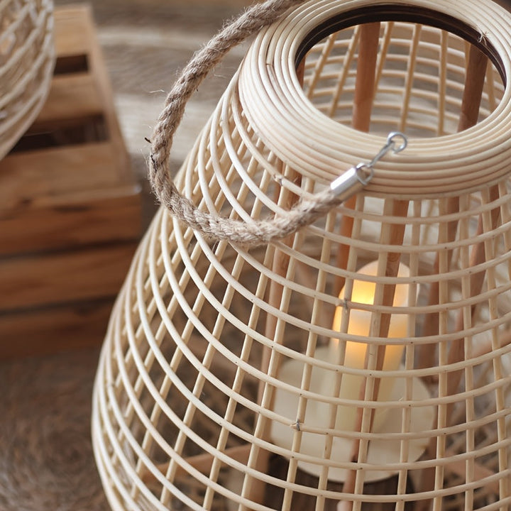 Natuurlijke handgeweven rotan lantaarn, creëert een rustgevend boho sfeerlicht. Mooi decoratiestuk.