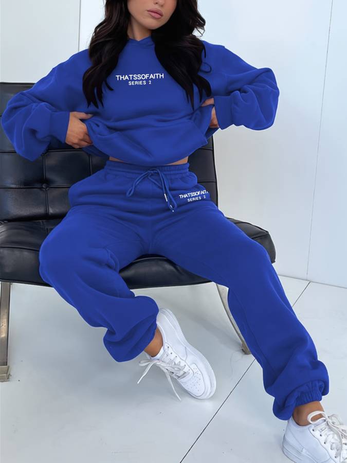 Groene dames loungewear set met hoodie en joggingbroek. Modern en comfortabel voor thuis en vrije tijd.