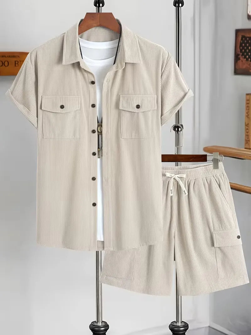 Comfortabele heren corduroy shorts set voor de zomer, inclusief zachte korte broek en knoopoverhemd.
