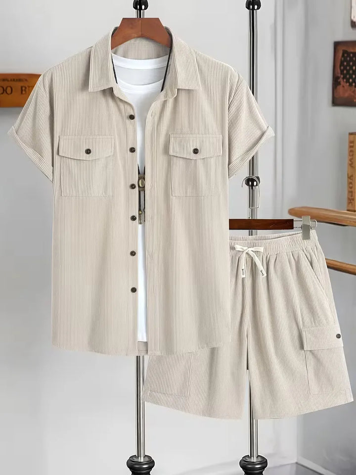 Comfortabele heren corduroy shorts set voor de zomer, inclusief zachte korte broek en knoopoverhemd.