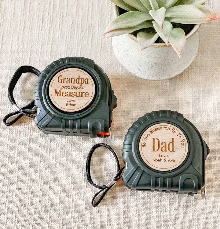 Stijlvolle gepersonaliseerde hamer en meetlint in geschenkverpakking, een uniek cadeau voor papa.