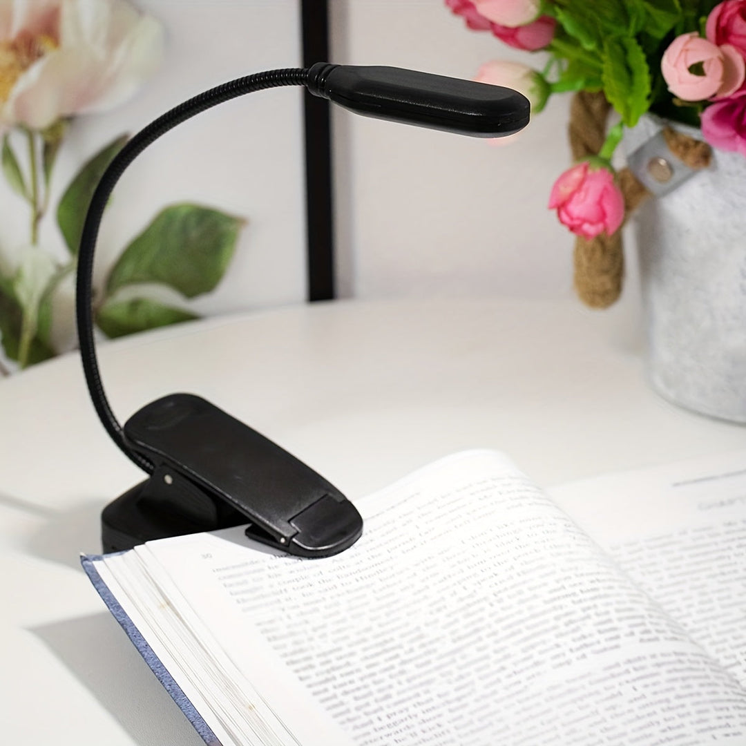 Eenvoudige flexibele cliplamp, draagbaar en batterijgevoed, ideaal als compacte leeslamp.