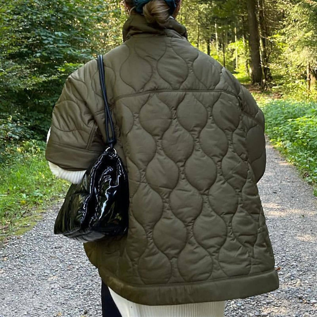 Stijlvolle dames bodywarmer met hoge hals. Essentiële winterkleding voor een trendy en warme look. Reguliere pasvorm.