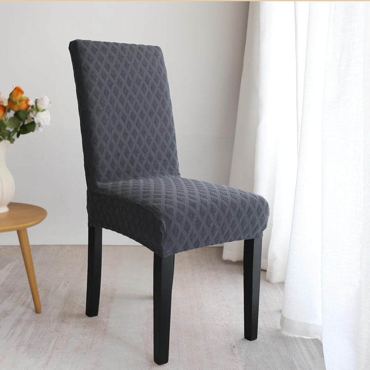 Moderne rekbare eetkamerhoes voor een frisse interieurdecoratie.