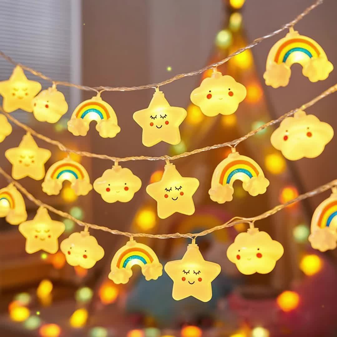 Droomachtige LED string lights: detail van lichtgevende ster, wolk en regenboog voor magische sfeer.
