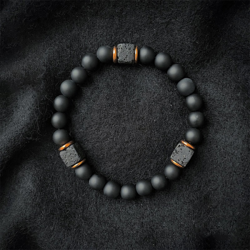 Zwarte onyx en lavasteen armband, unisex natuursteen sieraad voor balans en bescherming, met verstelbare sluiting.