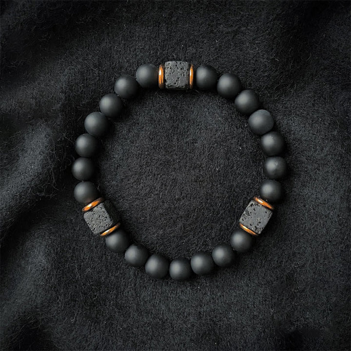 Zwarte onyx en lavasteen armband, unisex natuursteen sieraad voor balans en bescherming, met verstelbare sluiting.