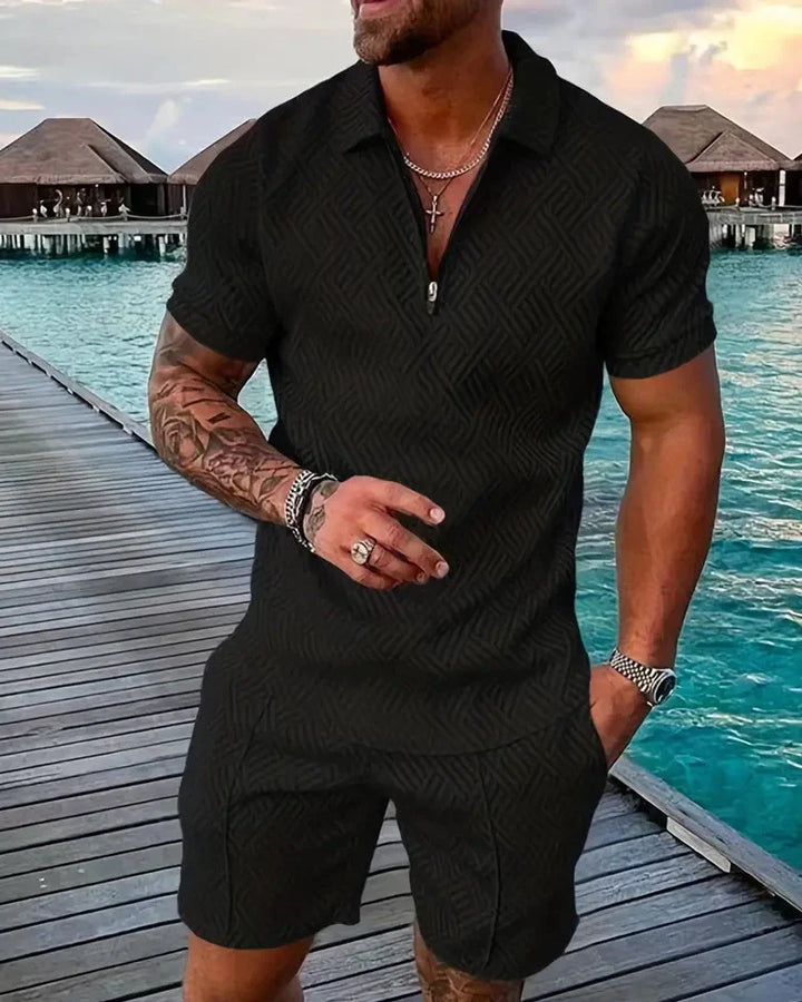 Sportieve heren zomerset van polyester, bestaande uit een ritskraag poloshirt en comfortabele shorts.