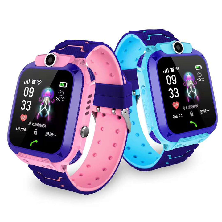 Blauwe waterdichte kinder smartwatch met LBS tracker en SOS-functie, ideaal voor veilige communicatie.