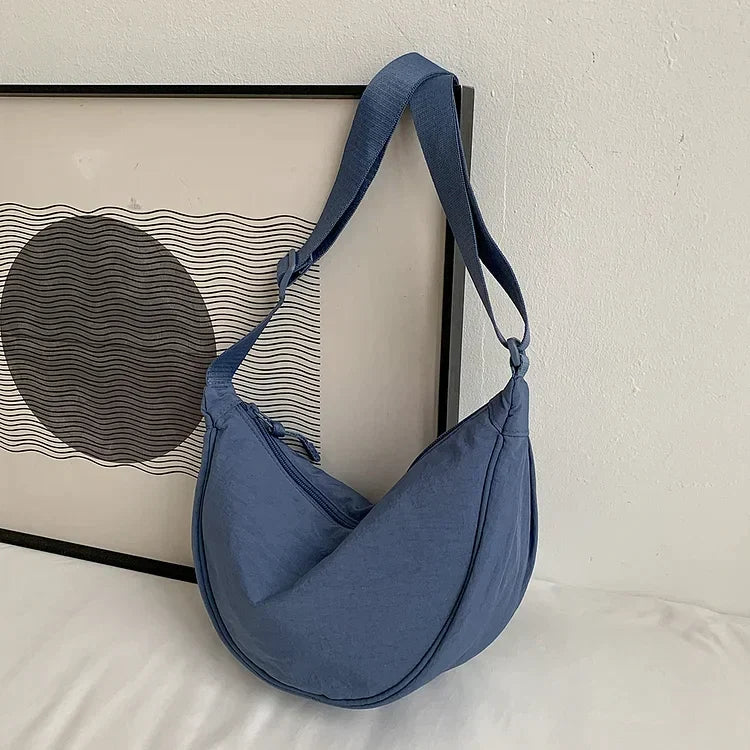 Compacte en trendy dames dumpling handtas, ideaal als cadeau of voor jezelf.